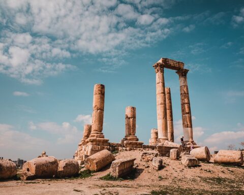 brown concrete columns during day 2069328